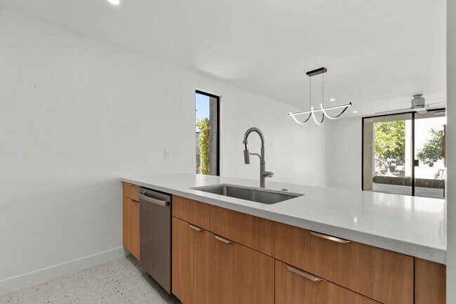 Building Photo - 1400 E Palm Canyon Dr