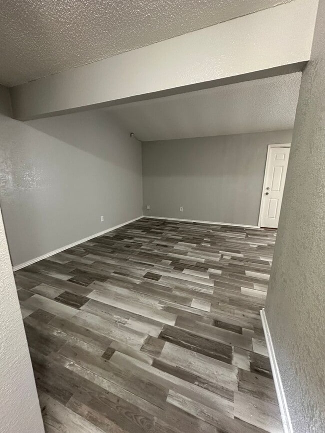 Building Photo - Nice 3bed, 1 1/2 bath. 2 car garage