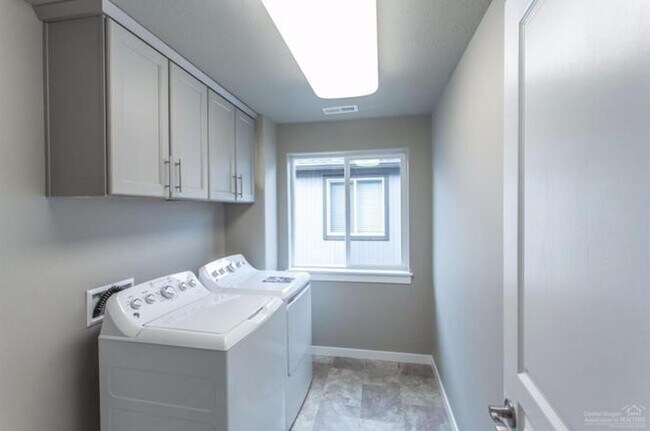 Building Photo - Newer Redmond Home with Extended 2 Car Gar...