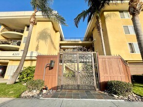 Building Photo - Beautiful 2BD/2BA Condo With Two Parking Spaces in PB