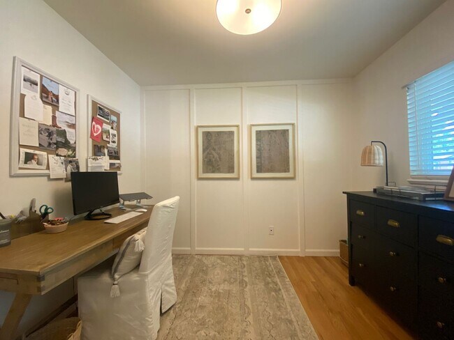 Building Photo - Single Family home half a block from Bible Park.