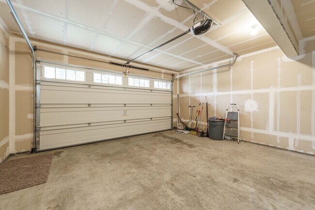 Building Photo - ASK ABOUT ONE MONTH FREE SPECIAL - Ask Us How! Convenient Location 3 Bedroom 2.5 Bathroom with Fe...