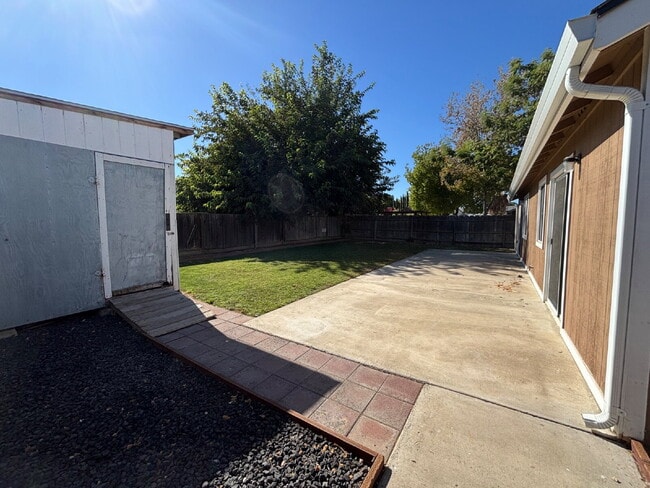 Building Photo - Cute, Well Maintained 3 Bedroom Home