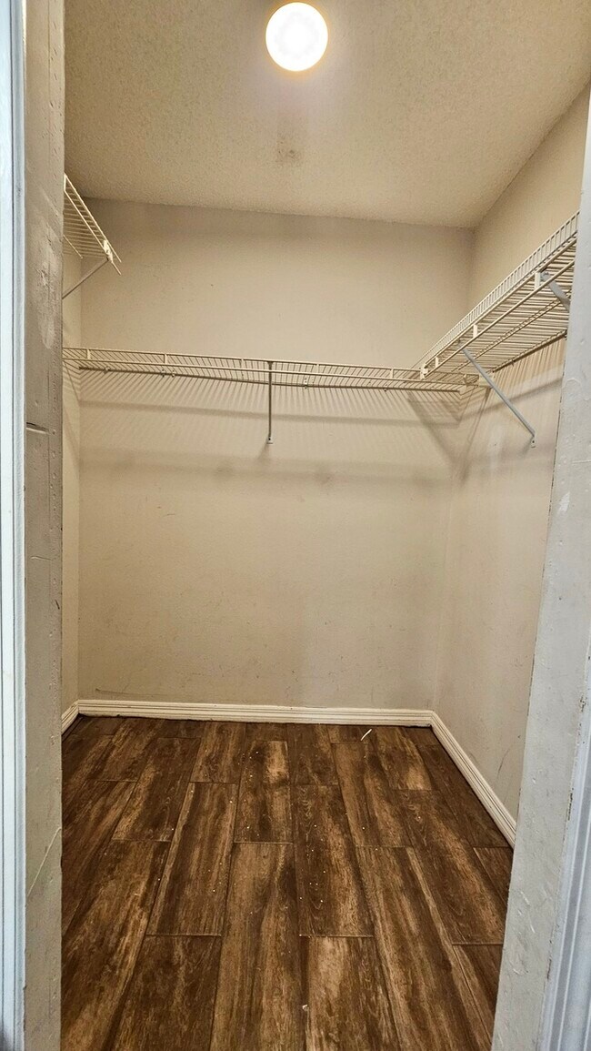 Building Photo - 1371 Melshire Ave