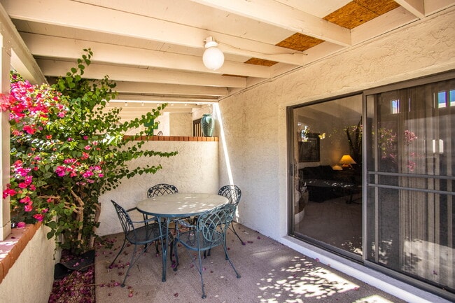 Building Photo - Beautiful Furnished patio home in Old Town Scottsdale, 2BR