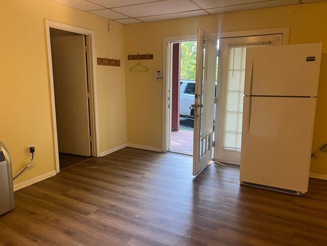 Building Photo - 8 Vine Ln