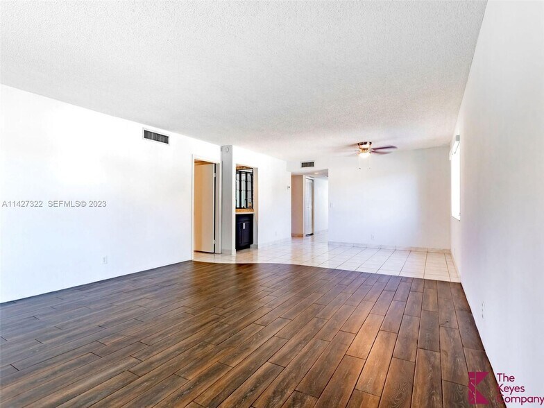 Building Photo - 357 Lakeview Dr