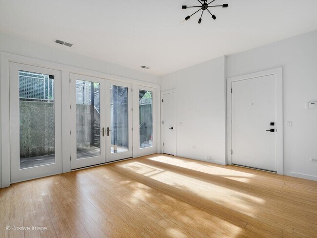 Building Photo - 842 N Wolcott Ave