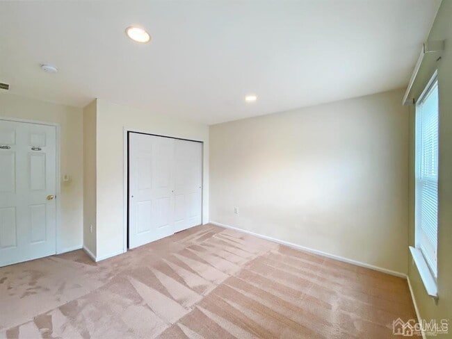 Building Photo - 48 Berkshire Way