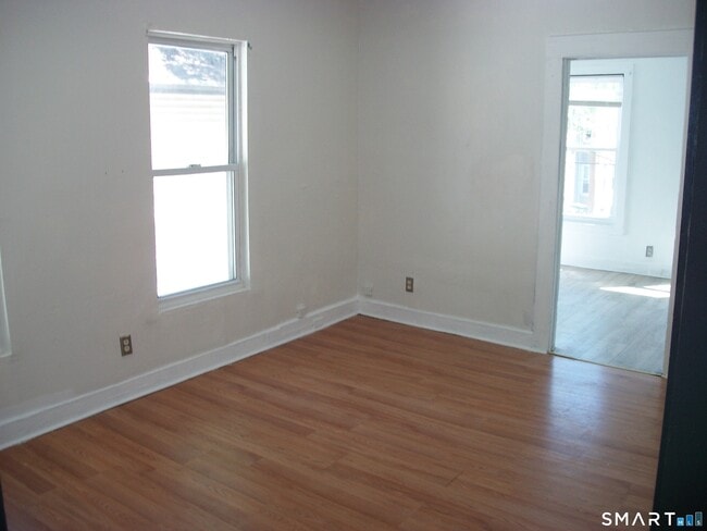 Building Photo - 27 Lilac St