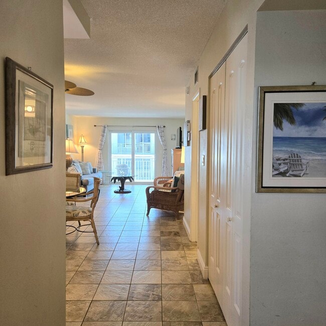 Building Photo - 1161 Hillsboro Mile