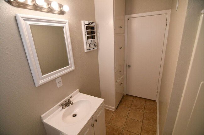Building Photo - Newly Renovated!  3 bedroom, 1 bath home off Baker Blvd with easy access to Plank