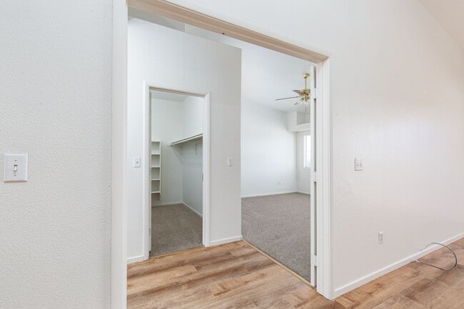 Building Photo - Enormous second story unit in upscale gated Summerlin community