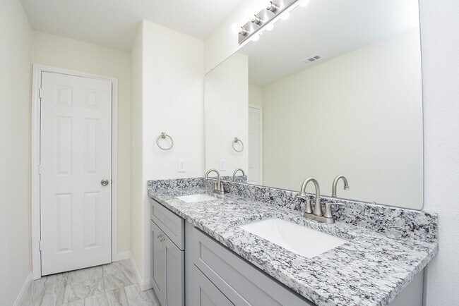 Building Photo - 2807 Topiary Ln