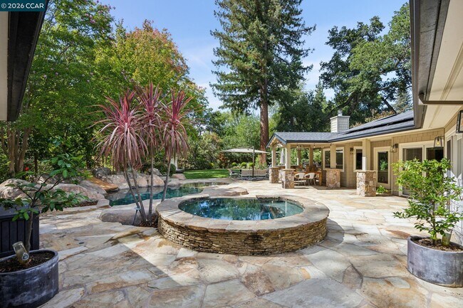 Building Photo - 783 Los Palos Manor