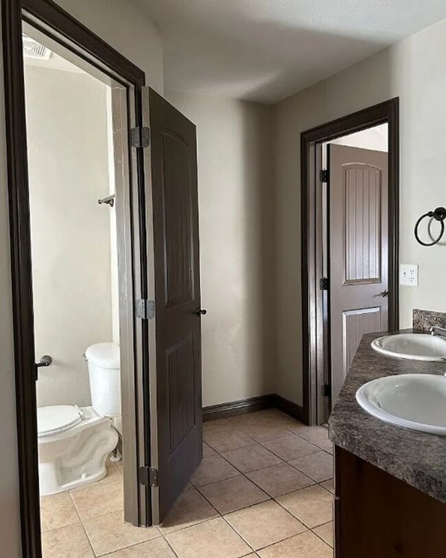 Building Photo - 3 bed 1.5 bath IMMACULATE END-UNIT Townhome in the Meadows