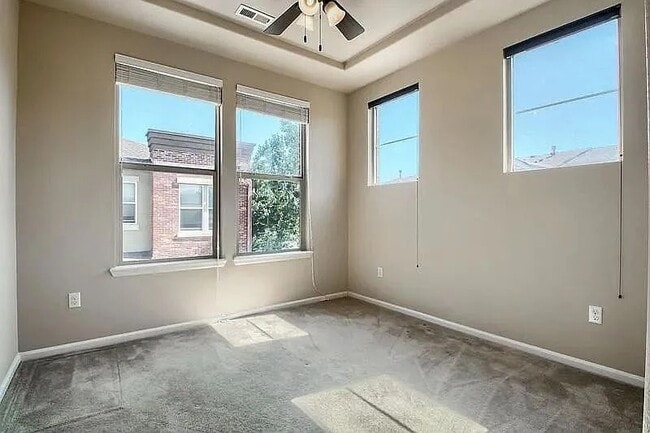 Building Photo - Beautiful 3 bedroom townhouse