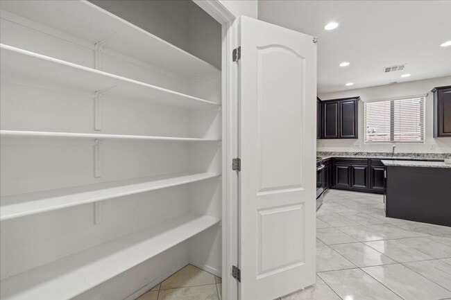 Building Photo - Gorgeous 3 Bed 2.5 Bath Home with Modern Feel