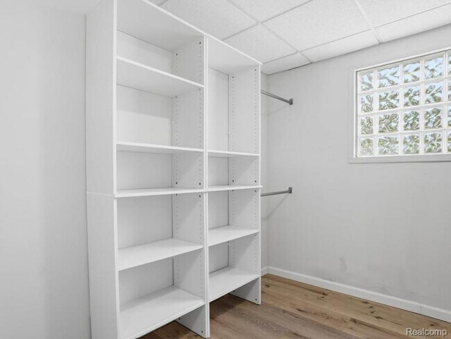 Building Photo - 2101 Knollwood St