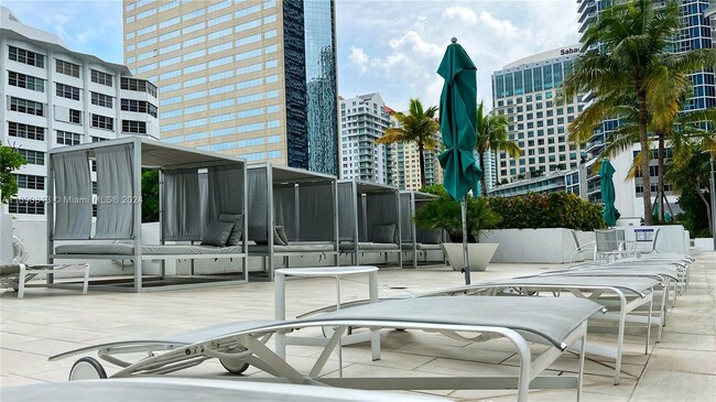 Building Photo - 950 Brickell Bay Dr