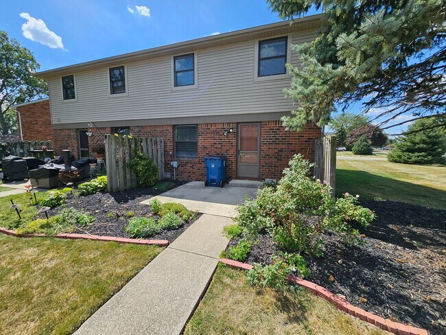 Building Photo - 3BR Townhome – Remodeled Kitchen, Garage, ...