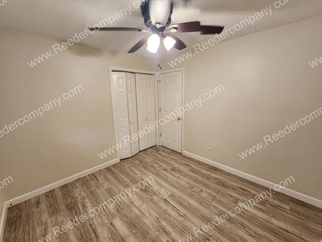 Building Photo - Spacious 3 bedroom 2 bathroom house