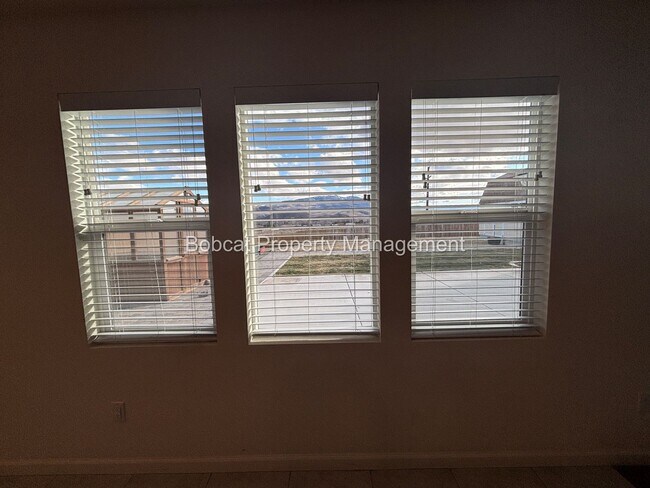 Building Photo - Large Home in Dayton with Mother In Law Quarters