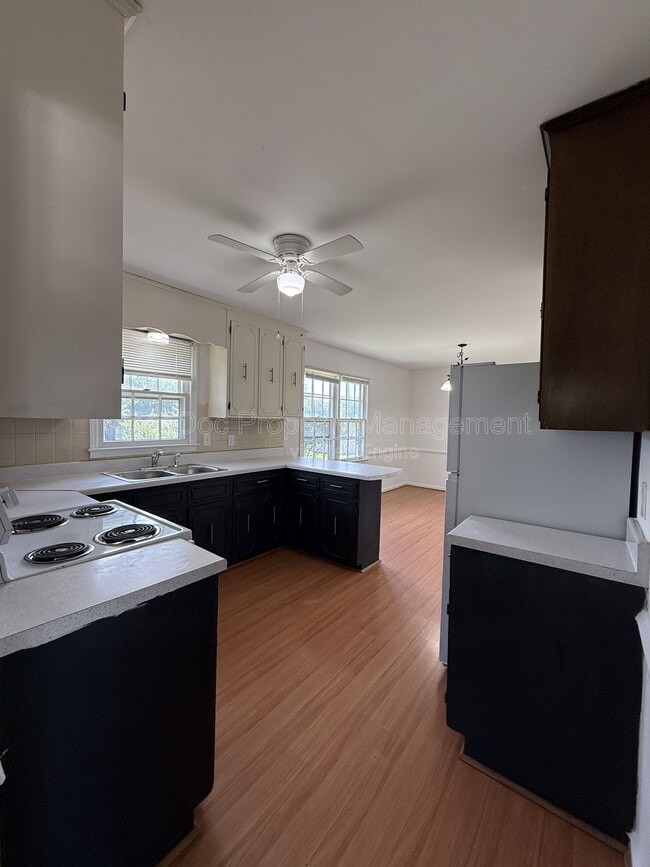 Building Photo - 1804 Sherwood Dr