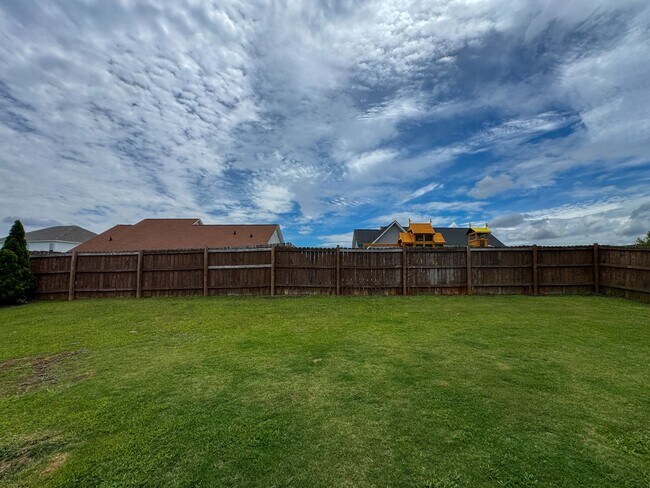 Building Photo - Lovely 3 Bed 2 Bath Fayetteville Home with Fenced Yard