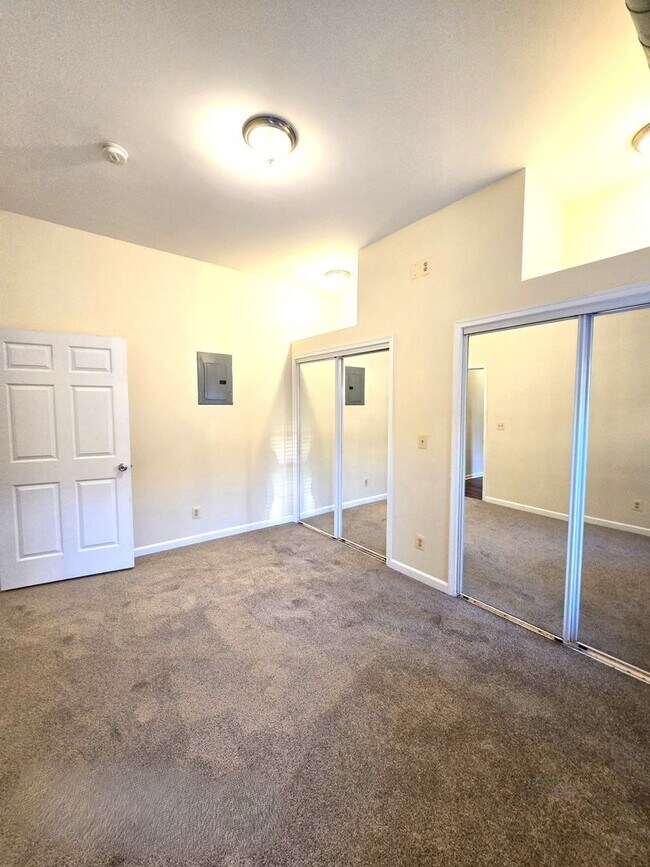 Building Photo - 401 S Eden St