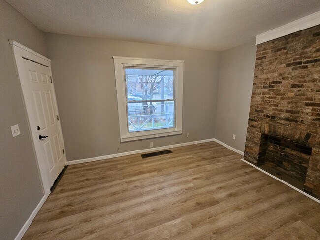 Building Photo - 1914 W 58th St