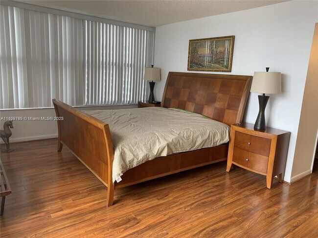 Building Photo - 2500 Parkview Dr