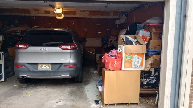 Building Photo - 2 bed, 1 Bath, 900 sqft with washer/dryer hookups and 1 car garage