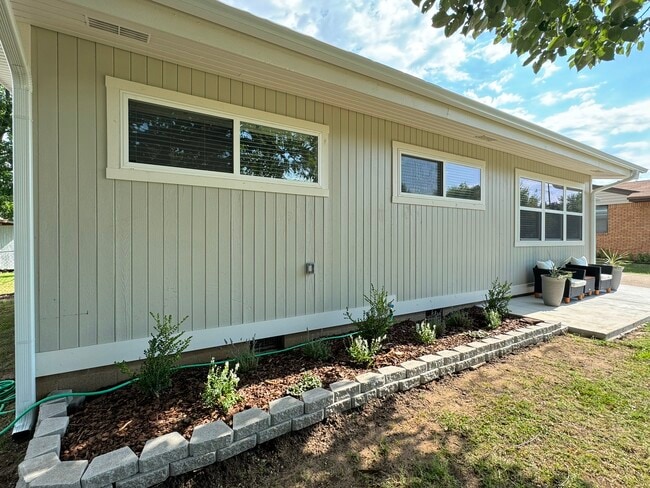 Building Photo - 1442 E Broadway St