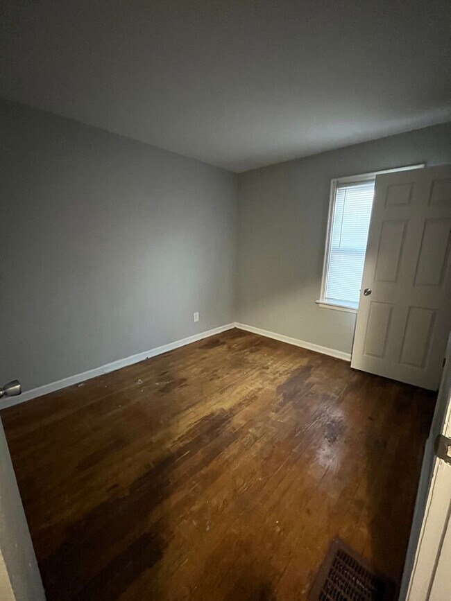 Building Photo - 4 bedroom 1.5 bathroom single family home