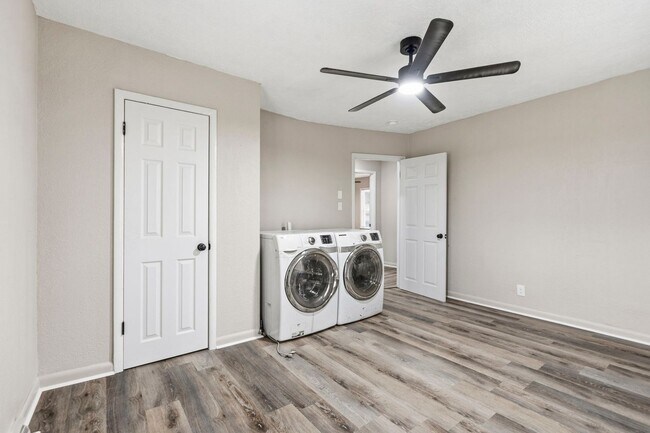 Building Photo - Move-In Ready 3 Bed with Modern Updates & Detached Garage