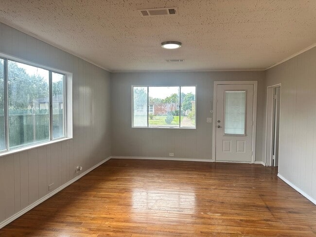 Building Photo - 918 W 5th St