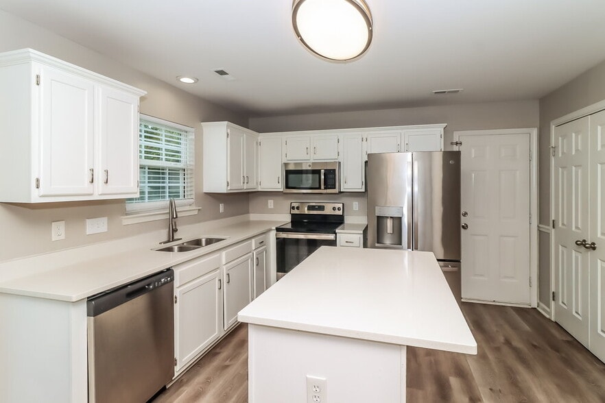 Building Photo - 2432 Acadia Ct
