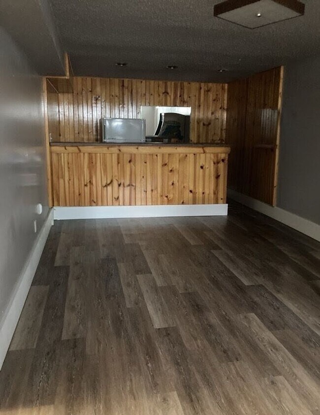 Building Photo - Spacious 3 bedroom 1.5 bathroom home