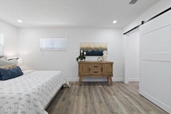 Building Photo - 415 N Shore Dr