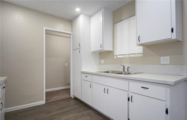 Building Photo - AVAILABLE NOW! LOVELY Remodeled 2 Bedroom ...