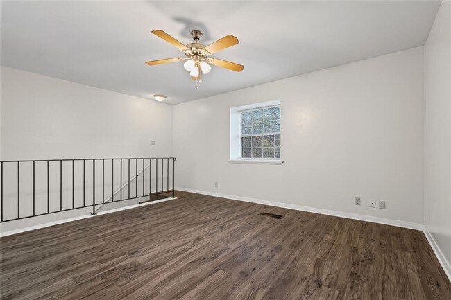 Building Photo - 2800 Westhill Dr