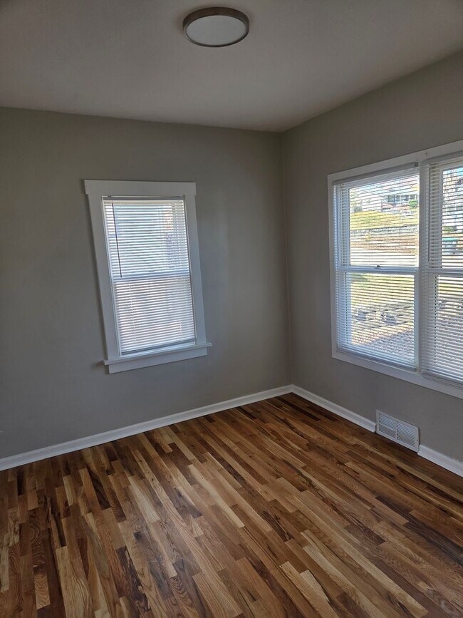 Building Photo - Aksarben 3 bed 2 bath 1 car garage newly remodeled, witb a fenced in backyard!