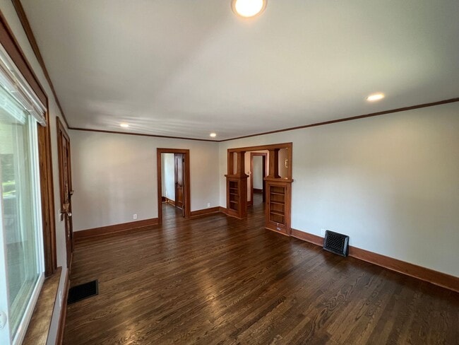 Building Photo - Charming 3BR Home close to Benson/Dundee