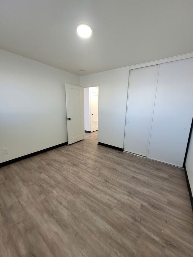 Building Photo - 1208-1210 Vandenberg Ave