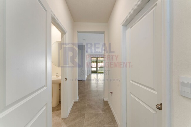 Building Photo - 2851 Banks Pointe Dr