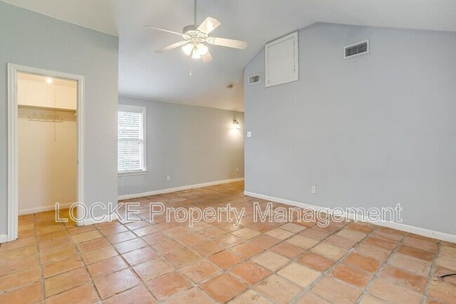 Building Photo - 3528 Rogers Ave