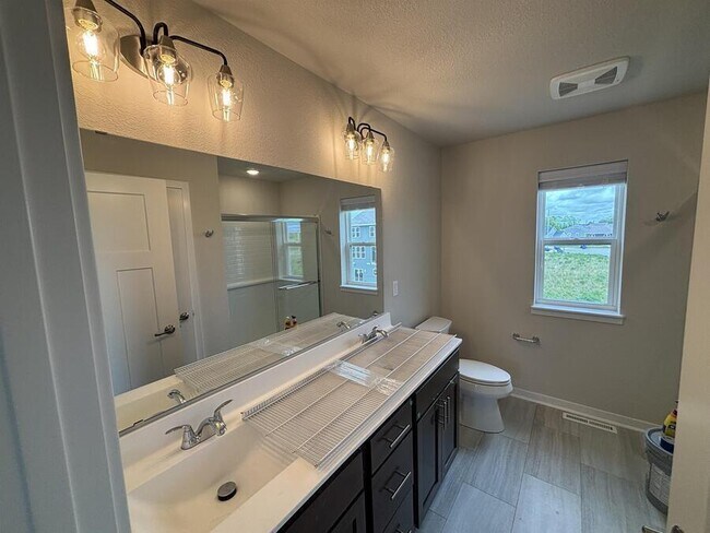 Building Photo - 670 Lambert Dr