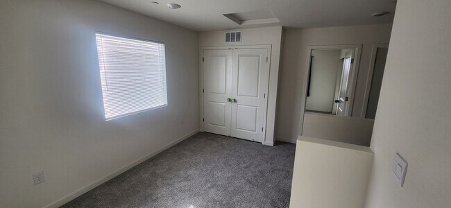 Building Photo - Beautiful 3 Bedroom 2.5 Bathroom Home in E...