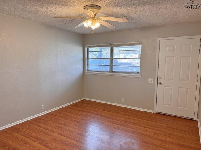 Building Photo - 1813 Westcliff Dr